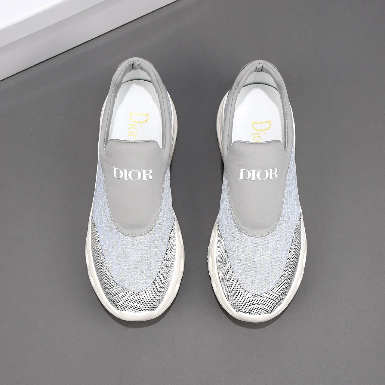 PP420🍒🍒🍒Dior's new 🆕low-cut casual sneakers, made of breathable mesh, with brand signature details on the shoe collar to enhance style. Fashionable and versatile, it can complement any look. With a sophisticated design that is both dynamic and modern, this new must-have shoe adds a new dimension to Dior's legacy, displaying modern elegance. Men's shoes 38-44 45🉑️customized